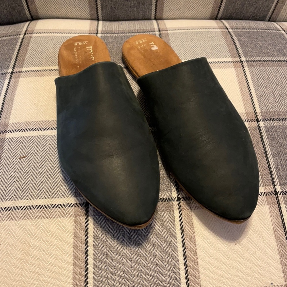 Toms black mules